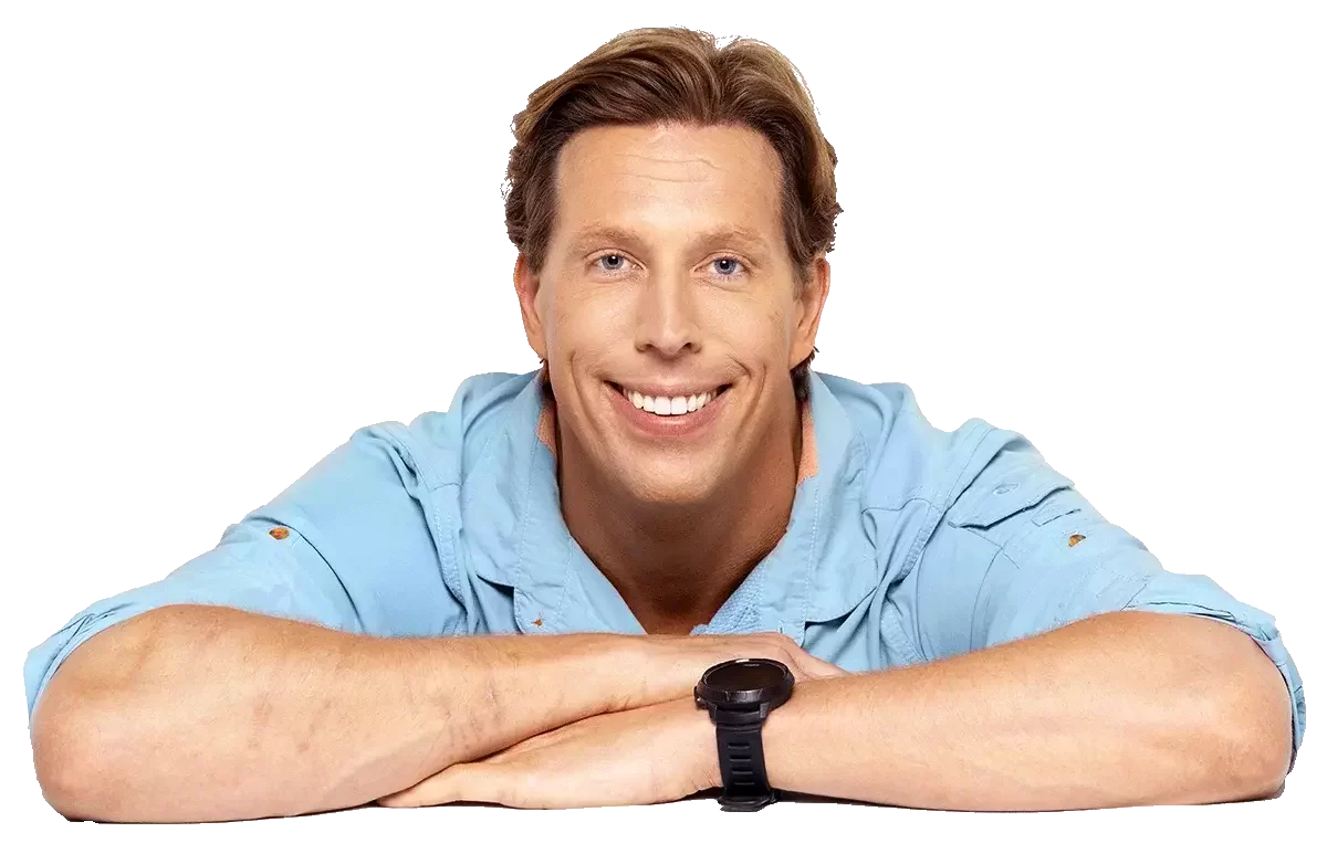 Freek Vonk leunt op zijn armen en lacht