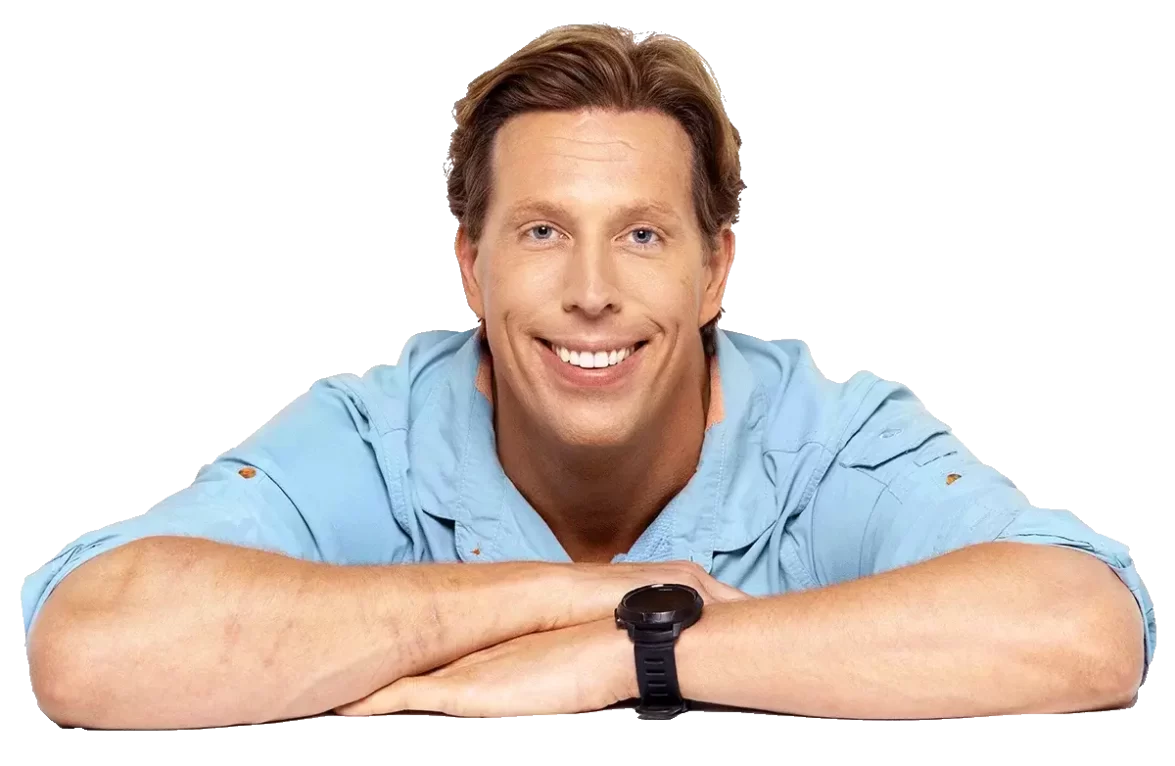 Freek Vonk leunt op zijn armen en lacht